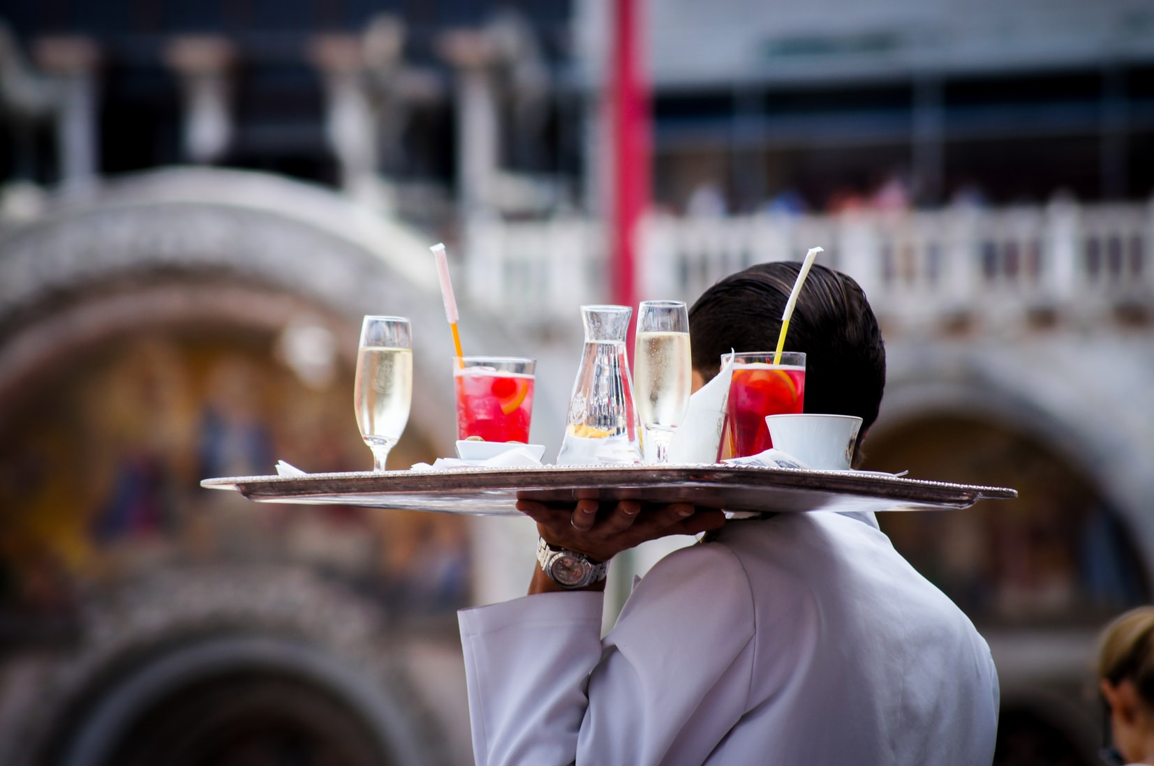 serveur parisiens en plein service terrasse paris