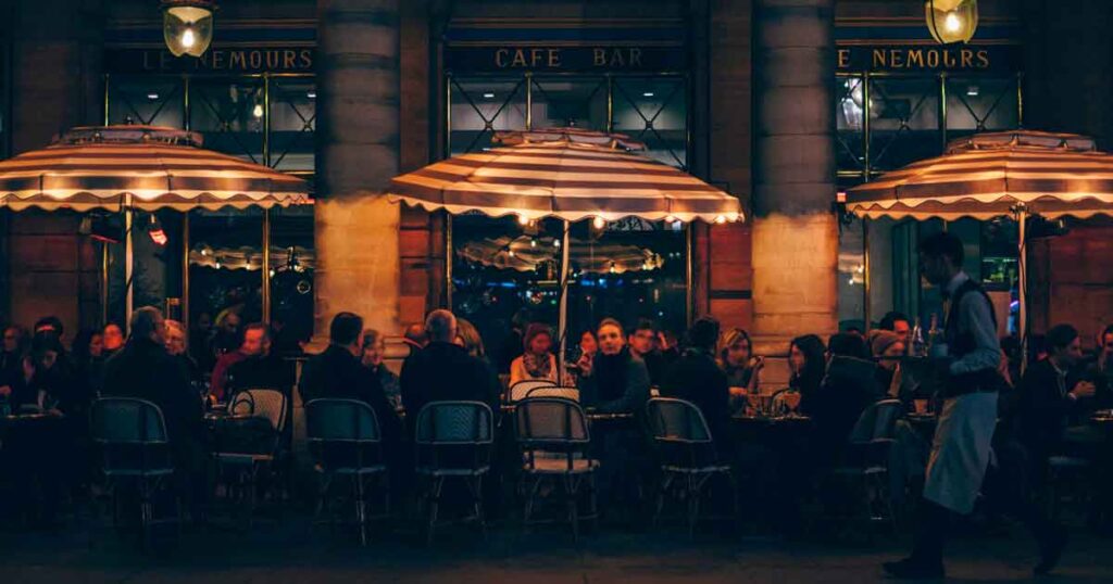 Terrasse parisienne de nuit