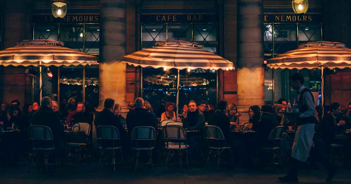 Terrasse parisienne de nuit