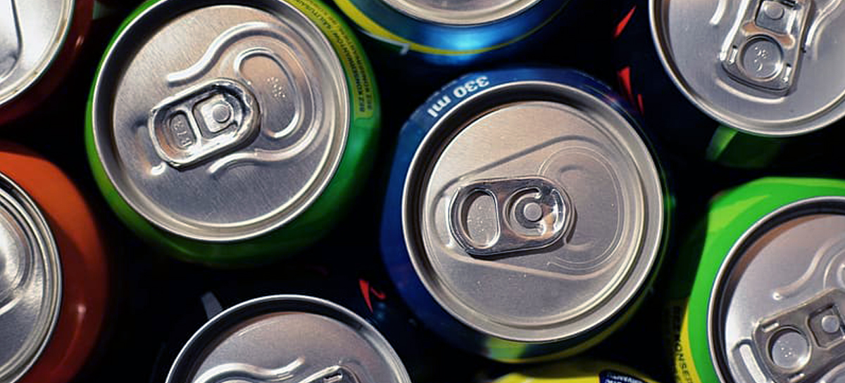 biere en canette empilee