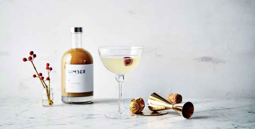 Gimber servi en cocktail dans un verre de type coupette, avec une petite framboise