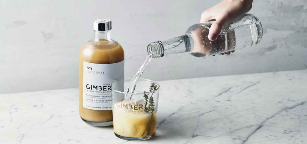 Gimber, le service parfait. Eau pétillante, branche de thym et un peu de Gimber.