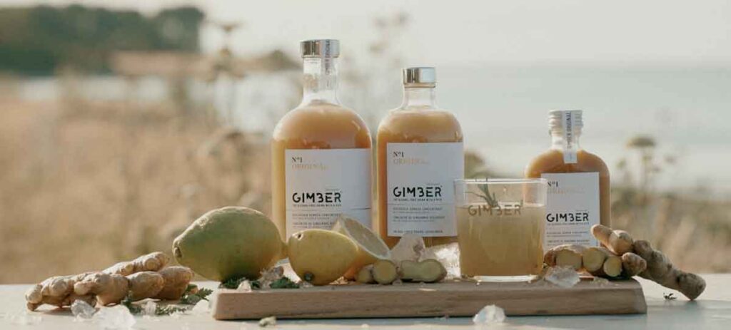 Tous les ingrédients de la boisson GIMBER en une photo. Citron vert, gingembre, épices. Un concentré de Gingembre liquide.