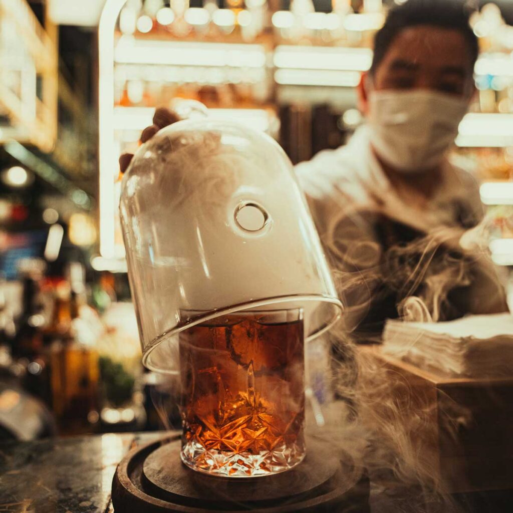Négroni en Cocktail fumé. Photo de Himal Rana