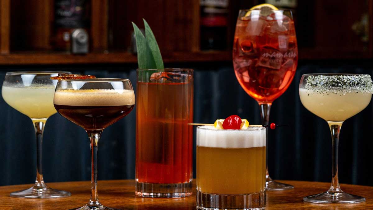 Boisson sans alcool, posé sur le bar sur Paris servi en cocktail sans alcool mocktail