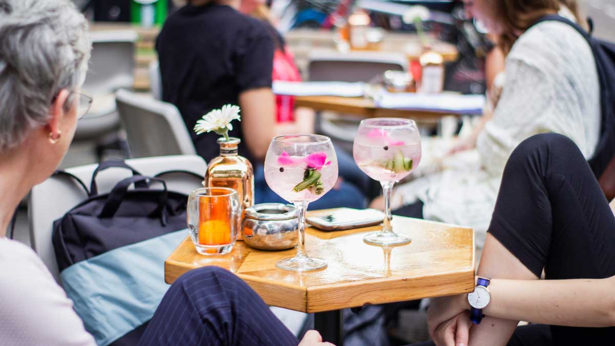 Boisson sans alcool, en terrasse sur Paris servi en cocktail sans alcool mocktail