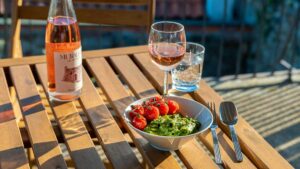 vin rosé en terrasse photo de Thimo Van Leeuwen unsplash
