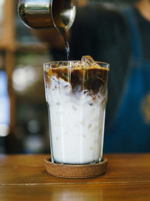 Creation à base de boisson chaude pour une boisson glacé surprenante.