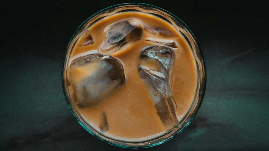 Café glacé, boisson chaude pour givré les esprits.