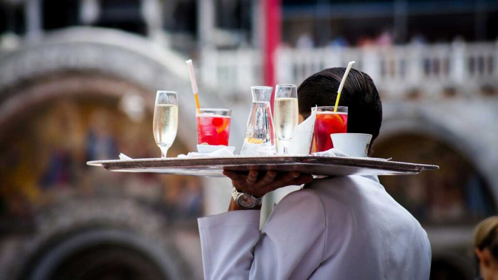 Service de vin effervescent en terrasse avec grand plateau. Photo de Kate Townsend sur unsplash
