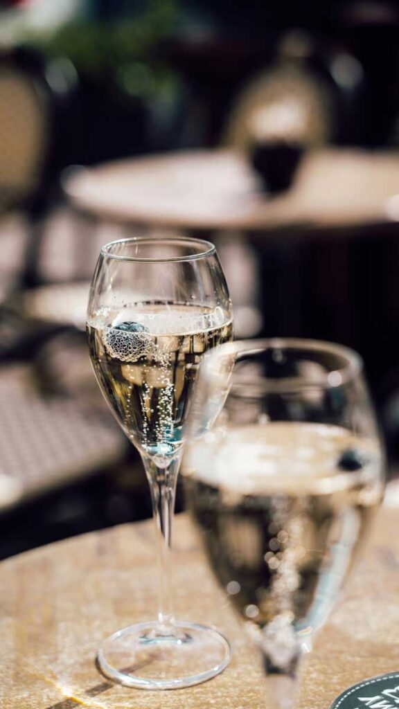 vin crémant en terrasse avec des tables en bois. Photo de Karol Chomka sur unsplash