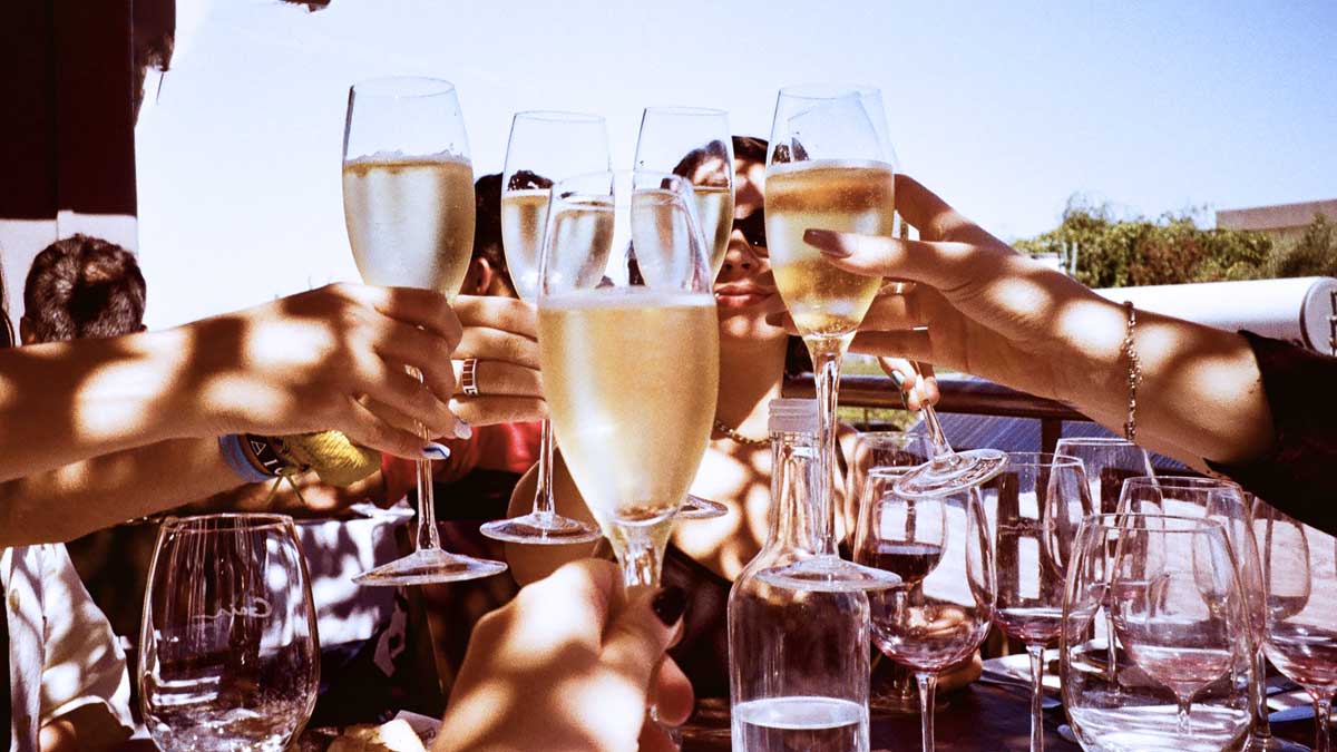 En terrasse Parisienne, on trinque aux vins effervescents. Photo de Micaela Peduzi sur unsplash