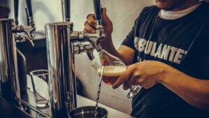 nettoyage tirage pression avant fermeture bar biere tireuse a biere Photo de Charlie Solorzano sur unsplash