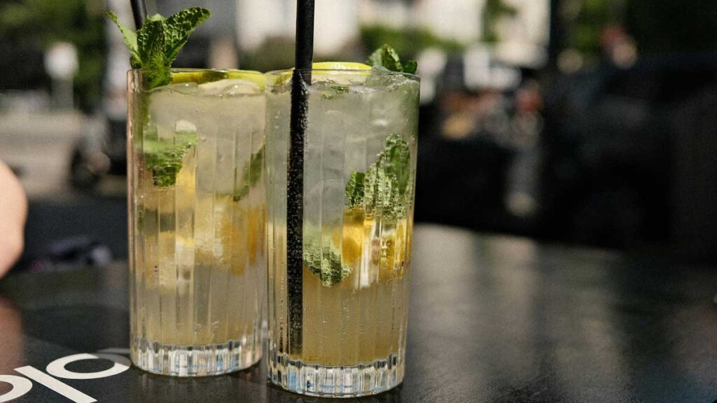 citronade en terrasse parisienne. Photo de Valentin Lacoste sur unsplash