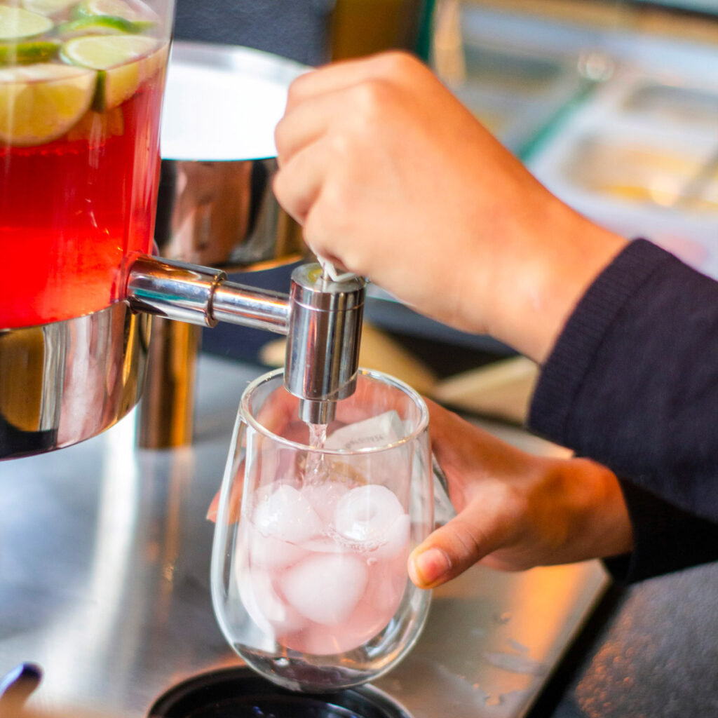 Service the glace Monin Photo de Louis Hansel pour Unsplash