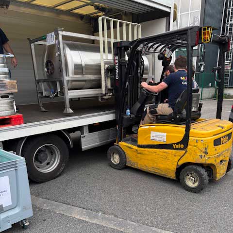 tank à biere en train d'être chargé dans un camion Milliet par un fenwick, pour ensuite partir en livraison sur Paris, Ile-de-France.