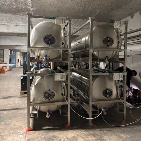 Tank à biere Paris stock dans la cave tempérée de l'entrepot Milliet en Ile de France.