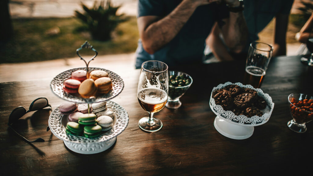 biere et dessert, quelques sucreries Photo de Helena lopes sur unsplash