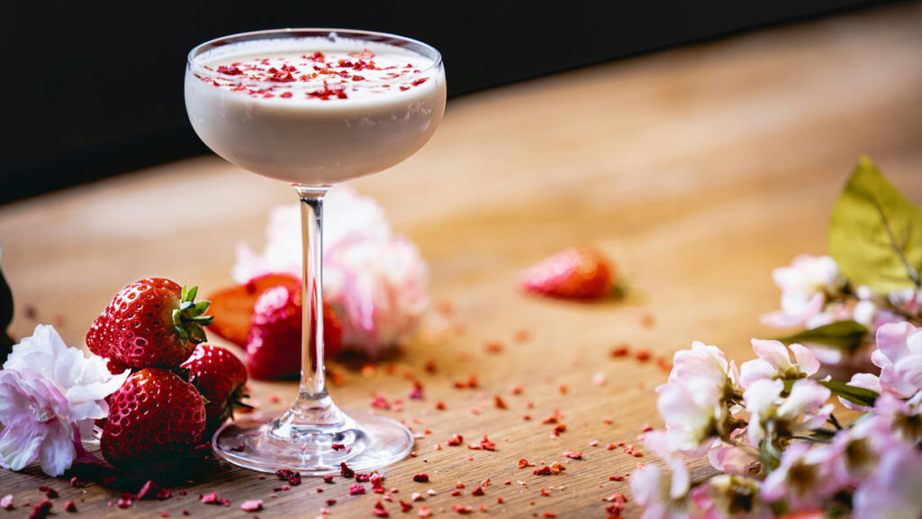 Spiritueux en dessert via un cocktail à la fraise dessert de luke thornton tbs sur unsplash