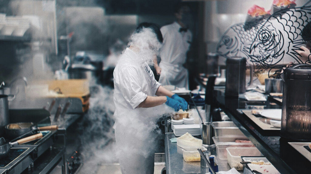 Cuisine restaurant avec de la fumée et de la chaleur. Photo de Damon lam sur unsplash