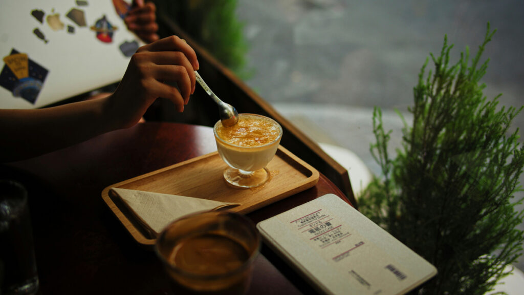 dessert en terrasse avec un verre de spiritueux. Photo de joey huang sur unsplash