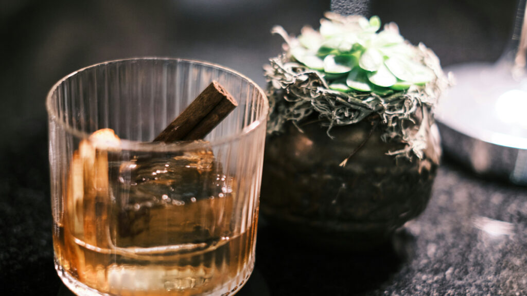 spiritueux servir avec un dessert photo de haonan wei sur unsplash