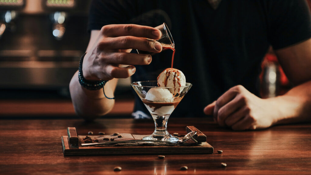 liqueur sur desserts glace. Photo de hossein abaiyani sur unsplash