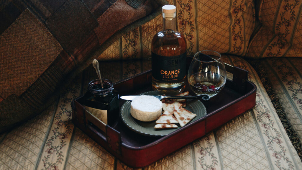 liqueur d'orange dans un plateau avec un dessert et verre de spiritueux. Photo de taylor friehl sur unsplash