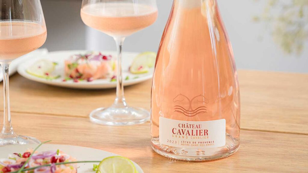 Rosé Chateau Cavalier Grand Cavalier de Provence avec 2 verres posé sur une table provencale gastronomique pour restaurants et bars de Paris
