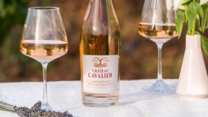 Rosé Chateau-Cavalier Marafiance de Provence avec 2 verres posé sur une table provencale pour restaurants et bars de Paris