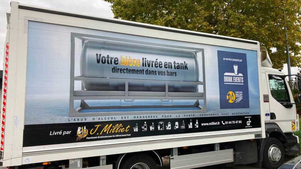 Camion qui livre des tanks à bière dans l'ile de France