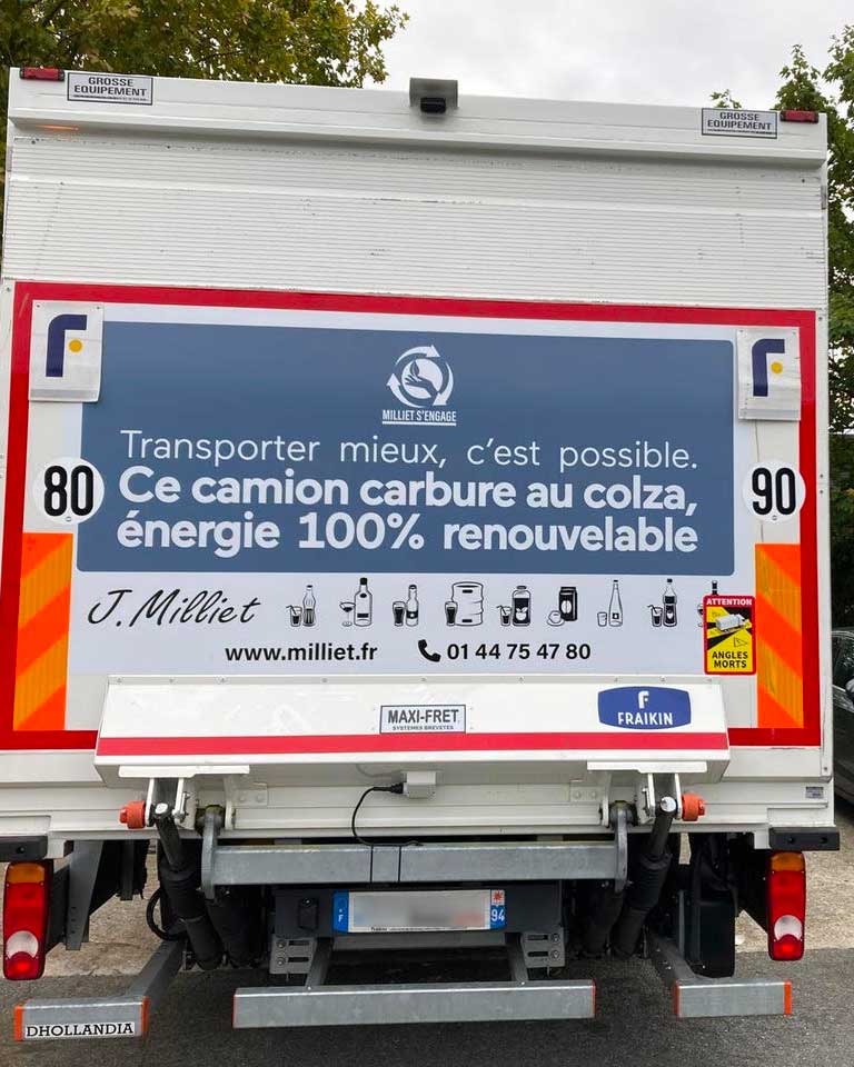 Camion qui livre au Colza les tanks à bière dans l'ile de France