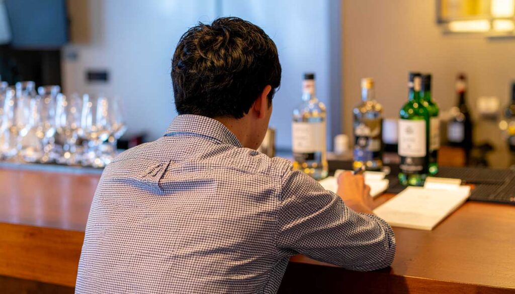Scene realiste dans un bar professionnel avant ouverture Un barman ou chef barman