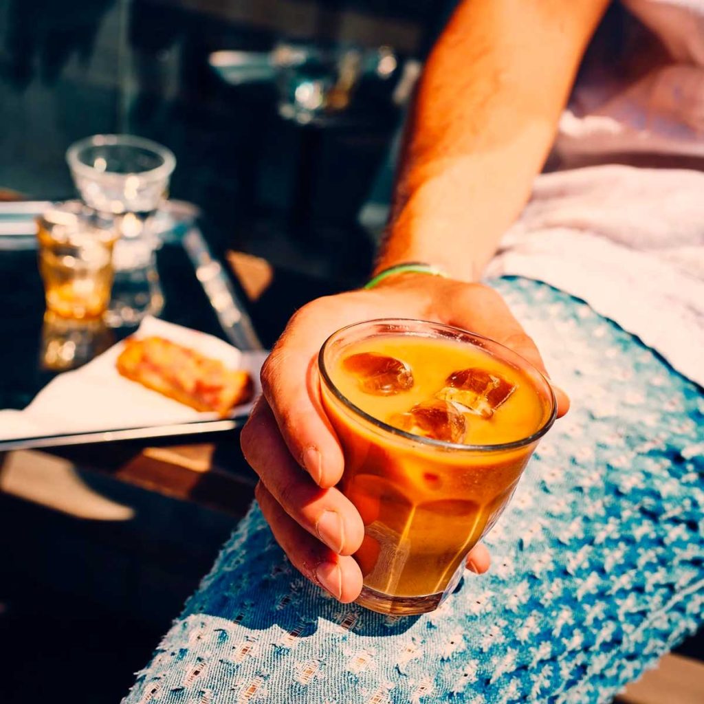 Dégustation d'une chicorée glacee en terrasse parisienne ensoleillé