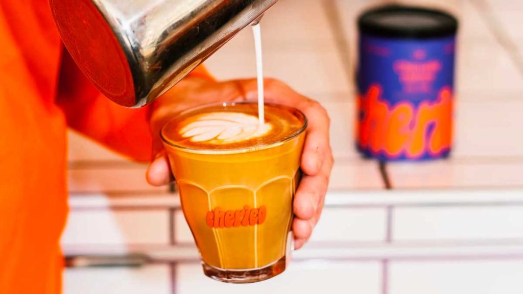 Service d'un cherico coffee lattee par un barista parisien