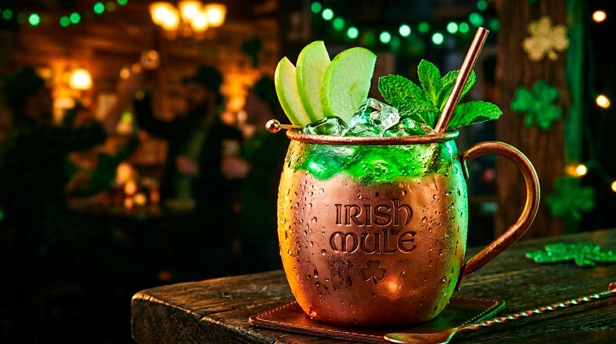 Cocktail Irish Mule parfait pour la saint patrick posé sur une table en bois brut