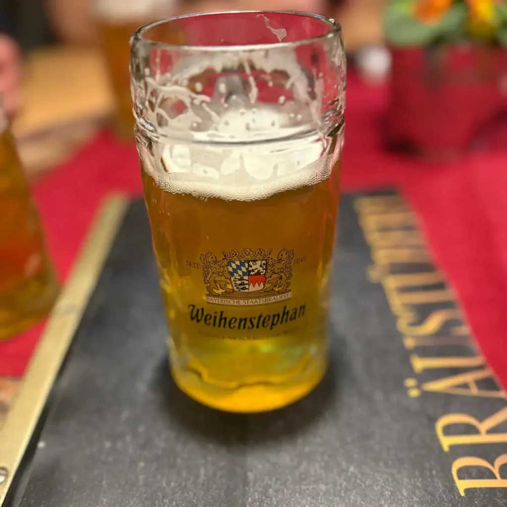 pinte de biere Weihenstephan posé sur carte de restaurant