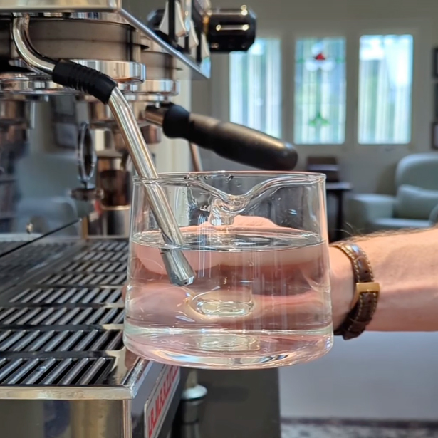 Technique faire mousser un lait barista étape 1 du tutoriel pour le latte art
