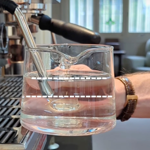Technique faire mousser un lait barista étape 2 du tutoriel pour le latte art