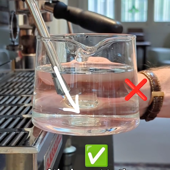Technique faire mousser un lait barista étape 4 du tutoriel pour le latte art
