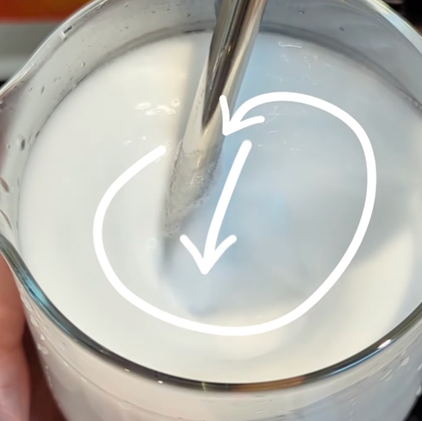 Technique faire mousser un lait barista étape 5 du tutoriel pour le latte art : VORTEX