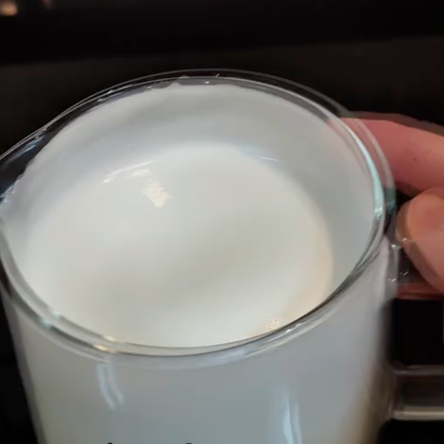 technique faire mousser un lait barist étape 6.jpg
